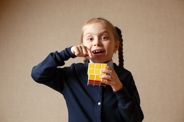 Una niña sosteniendo un cubo de Rubik.