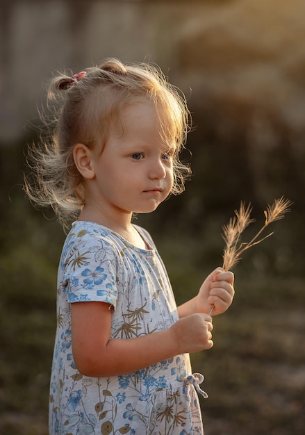 Foto niña sosteniendo espigas de trigo en sus manos