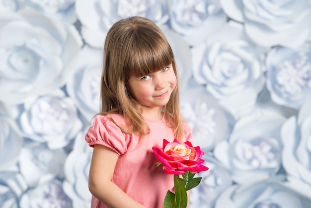 Niña sosteniendo una flor en la mano