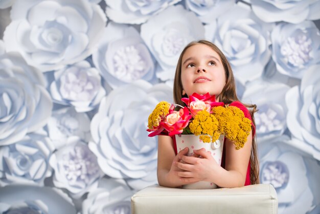 Niña sosteniendo una flor en la mano