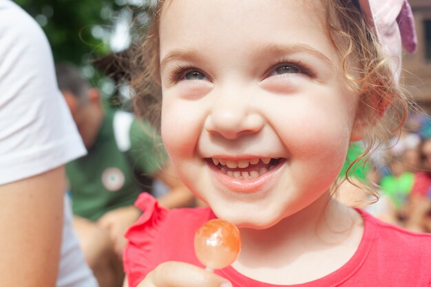 Niña sosteniendo en la mano una paleta