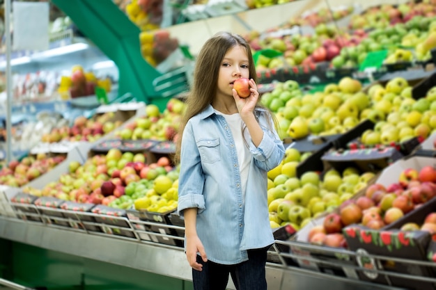 Niña sosteniendo una manzana