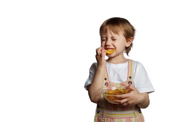 Foto niña sosteniendo papas fritas
