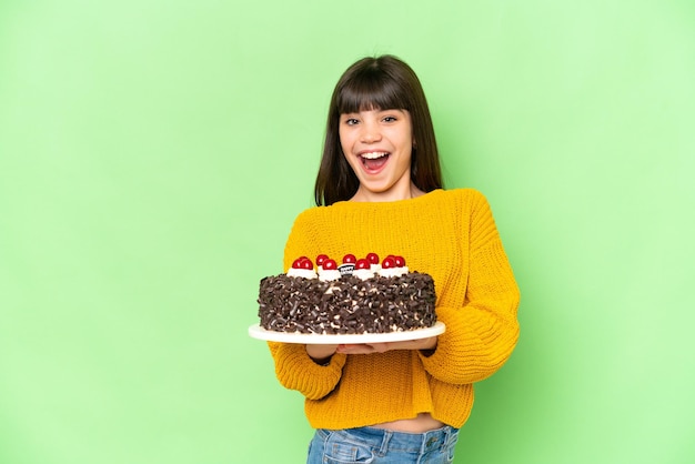 Niña sosteniendo pastel de cumpleaños sobre fondo clave de croma aislado