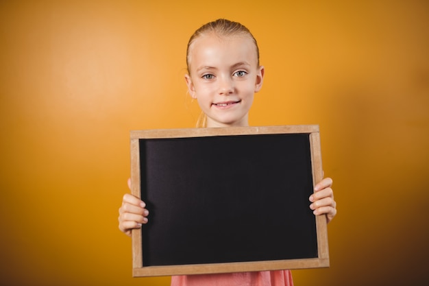 Niña sosteniendo una pizarra