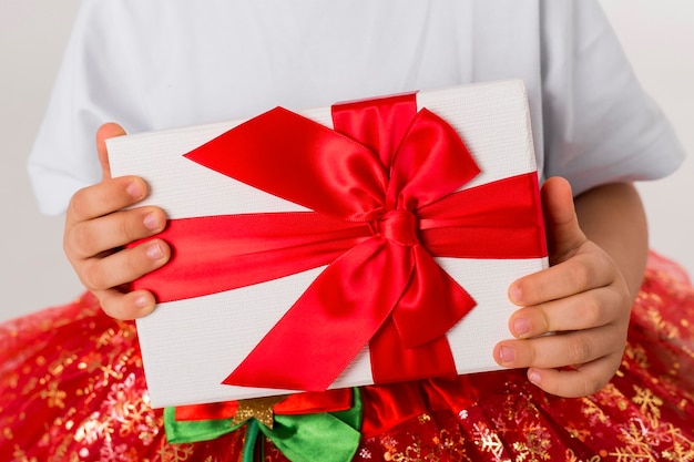 Foto niña sosteniendo un regalo envuelto