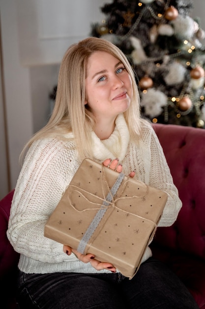 Foto niña sosteniendo un regalo en sus manos