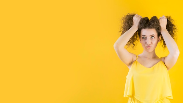 Foto niña sosteniendo su cabello de una manera divertida