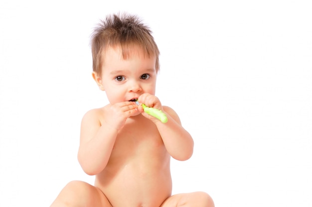 Niña sosteniendo su primer cepillo de dientes verde