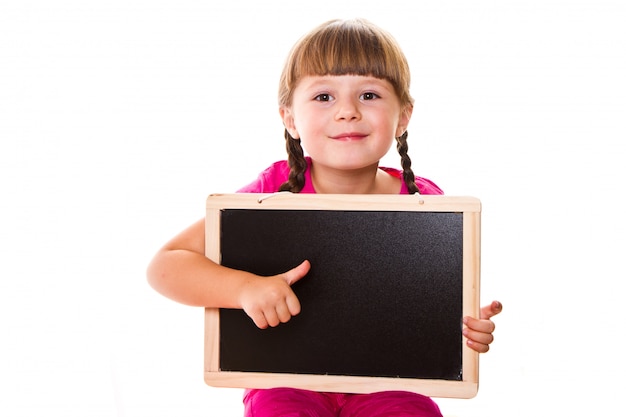 niña sosteniendo tablero negro sobre fondo blanco