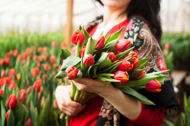 Niña sosteniendo tulipanes