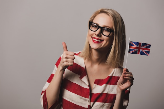 Niña sostiene la bandera británica