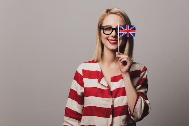 Foto niña sostiene la bandera británica