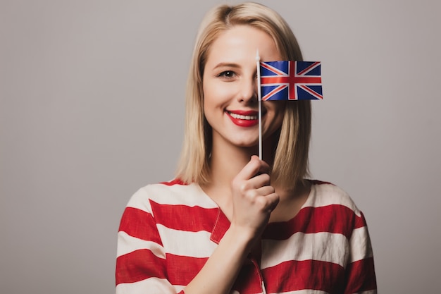 Niña sostiene la bandera británica