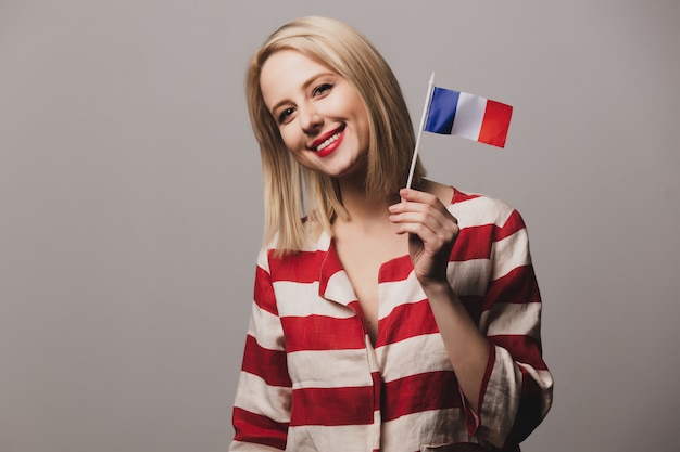 Foto niña sostiene la bandera francesa