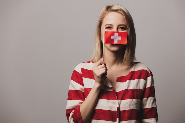 Niña sostiene la bandera de Suiza