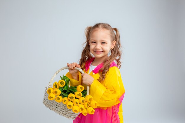 Niña sostiene una canasta de flores