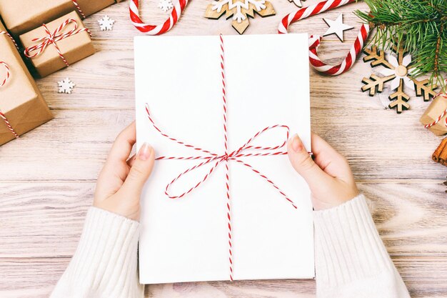 La niña sostiene las cartas de Navidad de los niños Cartas de Navidad con caja de regalos y decoración navideña Toned