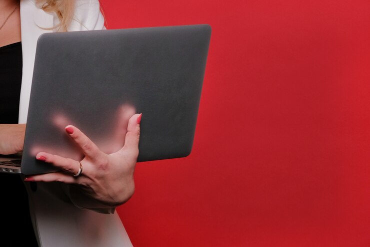 Foto la niña sostiene una computadora portátil e imprime el texto. el concepto de fondo independiente
