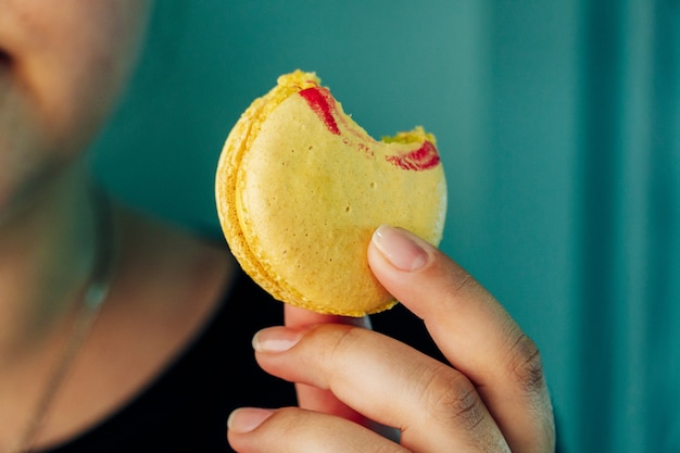 La niña sostiene una galleta casera