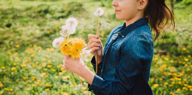 Foto niña sostiene un ramo de flores