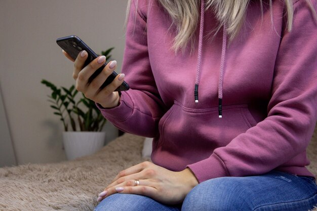 La niña sostiene el teléfono en sus manos.