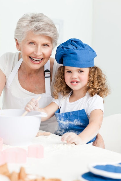 Una niña con su abuela mirando a la cámara