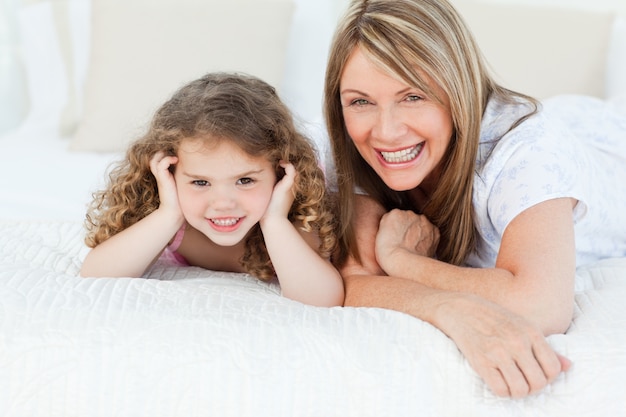 Una niña con su abuela mirando a la cámara