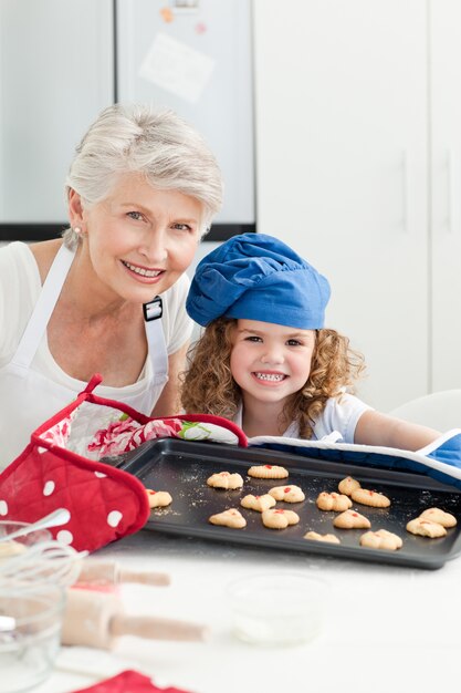 Una niña con su abuela mirando a la cámara