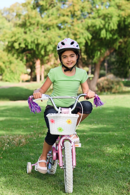 Foto niña con su bicicleta