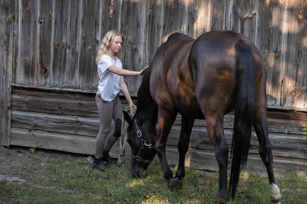 Niña con su caballo Niña bonita con su caballo