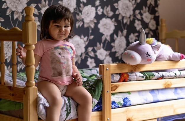 niña en su habitación jugando con sus juguetes y animales de peluche