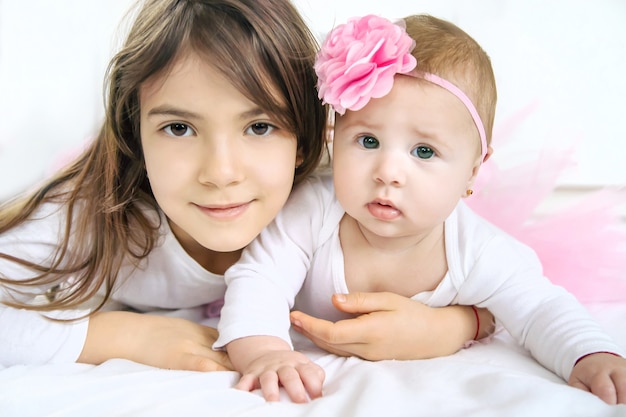 Niña con su hermana mayor