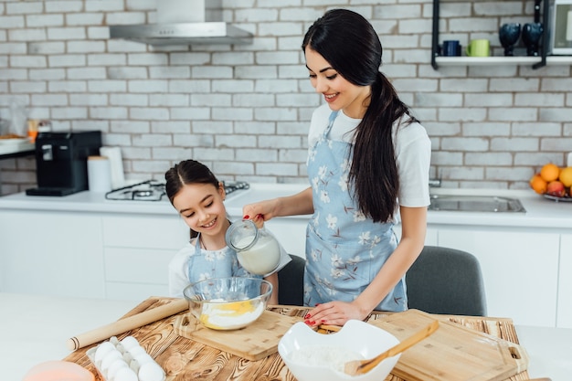 Niña y su hermana preparando comida casera