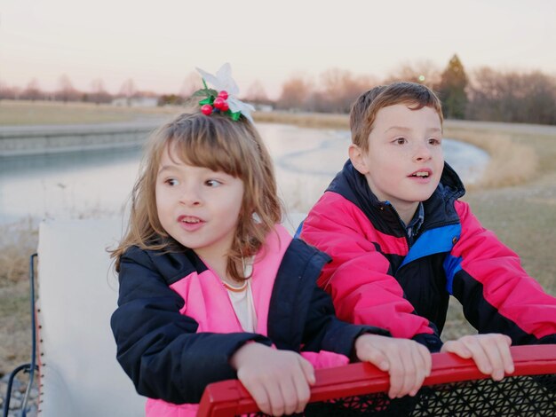 Foto niña con su hermano por el río