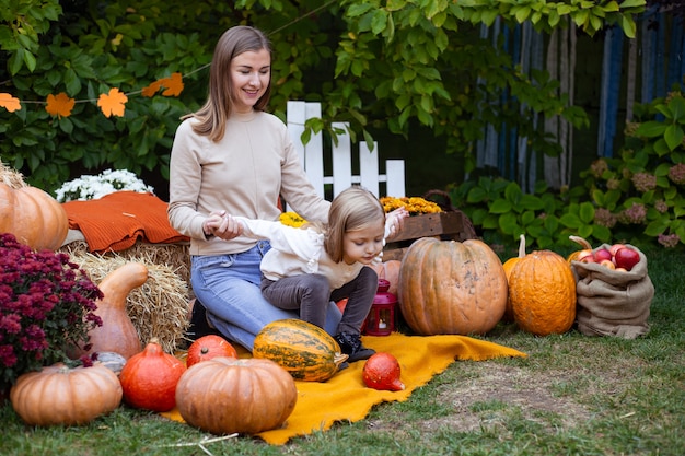 Niña y su madre con calabazas