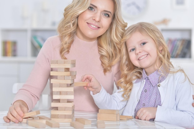 Niña y su madre jugando