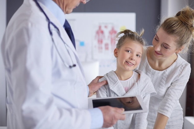 Niña con su madre en un médico en consulta