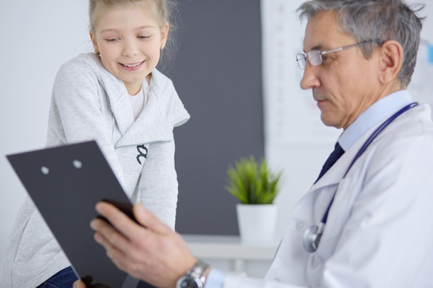 Niña con su madre en un médico en consulta