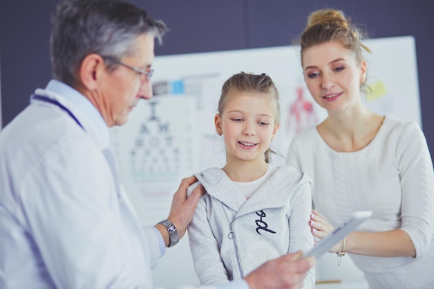 Niña con su madre en un médico en consulta