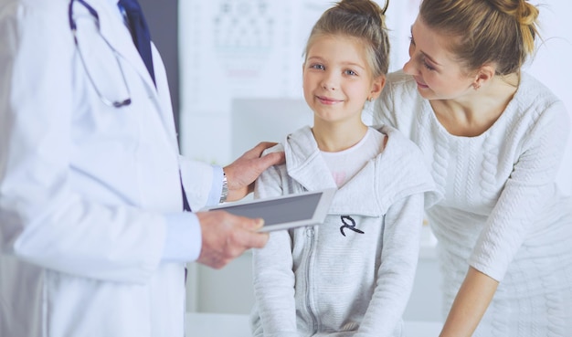 Niña con su madre en un médico en consulta