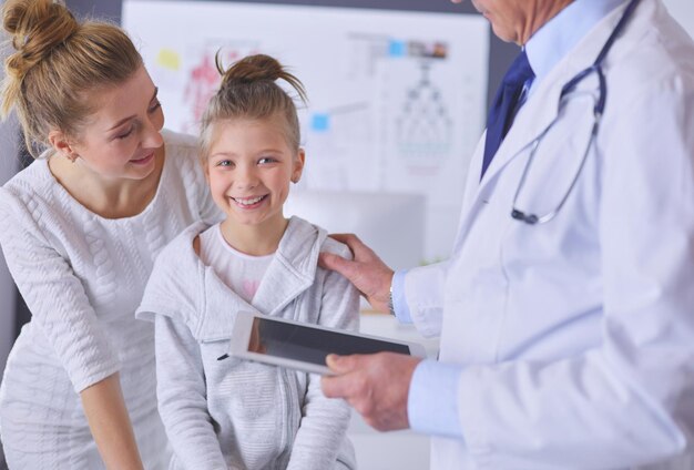 Niña con su madre en un médico en consulta