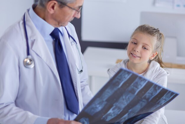 Niña con su madre en un médico en consulta