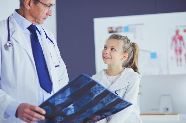 Niña con su madre en un médico en consulta