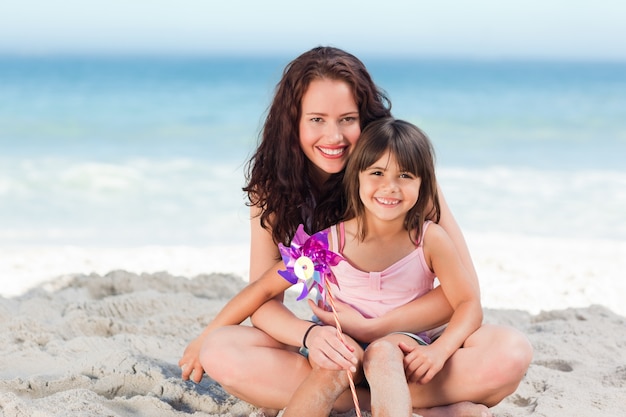 Niña y su madre con un molino de viento