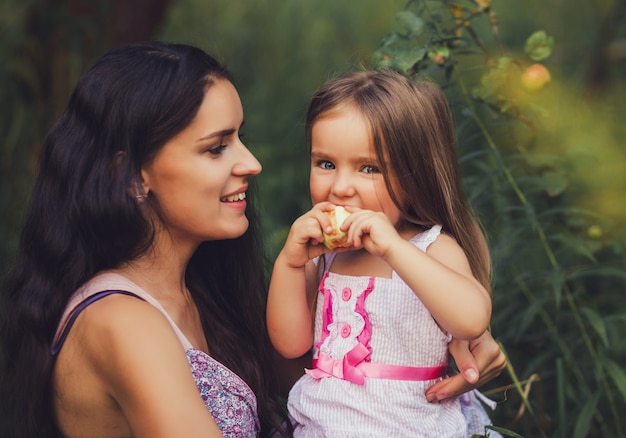 Niña con su madre