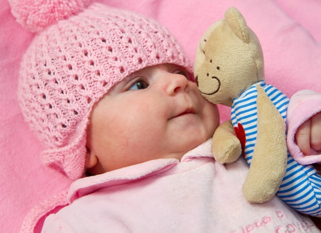 Niña con su osito de peluche