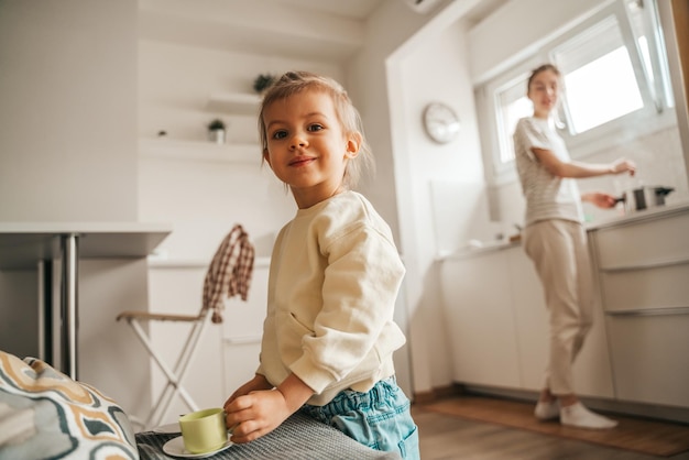 Niña y su padre en la cocina