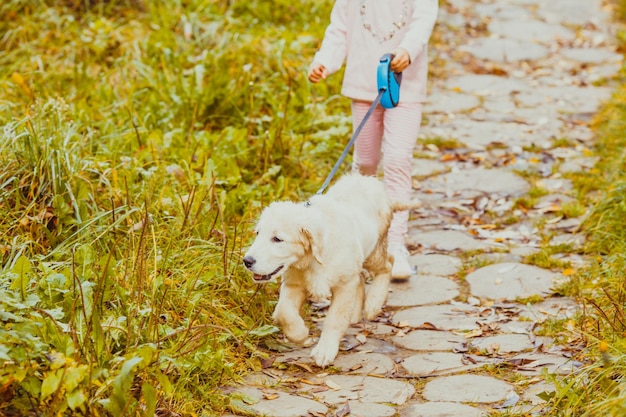 La niña y su perro golden retriever.