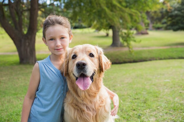 Niña con su perro en el parque